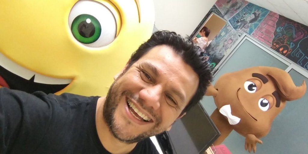 Ronald MacKay la voz oficial de cinco personajes de "Emoji La Película"