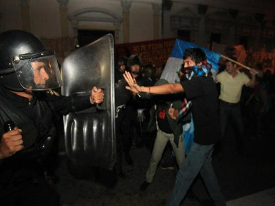 PNC disolvió manifestación para sacar a diputados retenidos en el Legislativo