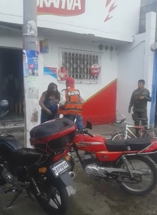 Hombre le pega a mujer en mercado de Villa Hermosa