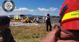 Helicóptero cae en el Aeropuerto Internacional la Aurora